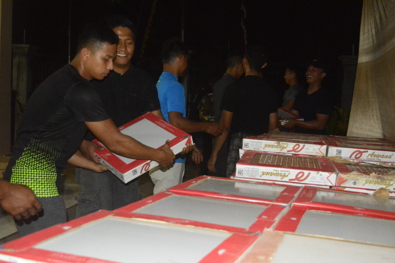 Ratusan Box Keramik Bantuan Danrem 082/CPYJ Untuk RTLH Mendarat Di Desa Tebluru 