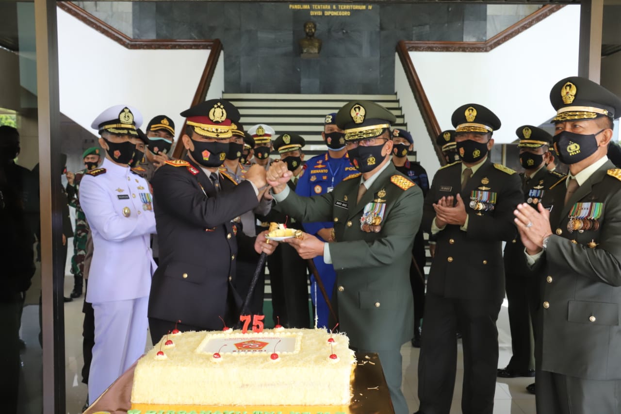 HUT TNI Ke-75, Kapolda Jateng Beri Kejutan Pangdam IV/ Diponegoro