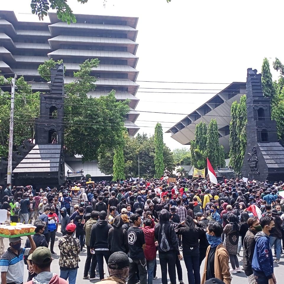 Demo Tolak Pengesahan Omnibus Law Memanas, Massa Robohkan Pagar DPRD Jateng
