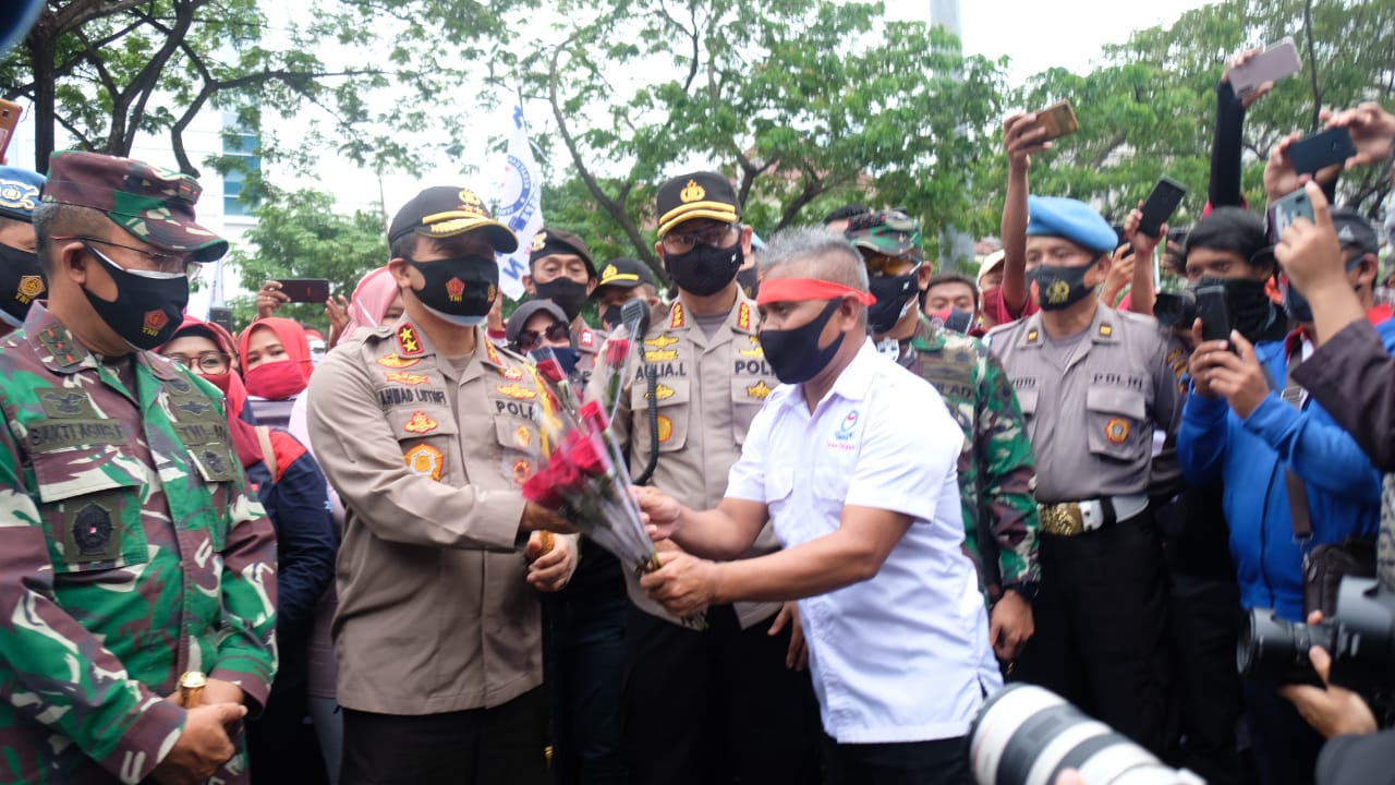 Aksi Damai Tolak Omnibus Law, Polisi - Buruh Berbagi Bunga