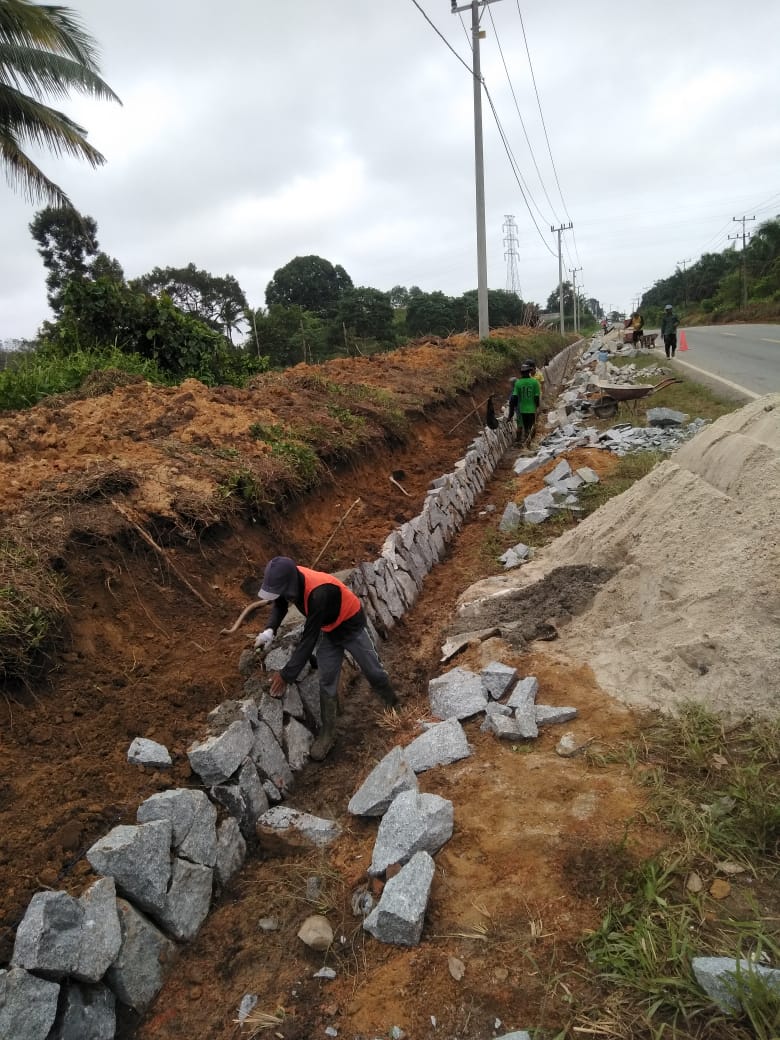 Siring Jalan Nasional Koba-Toboali Asal Jadi, Harusnya Semen Tapi Diselipkan Tanah
