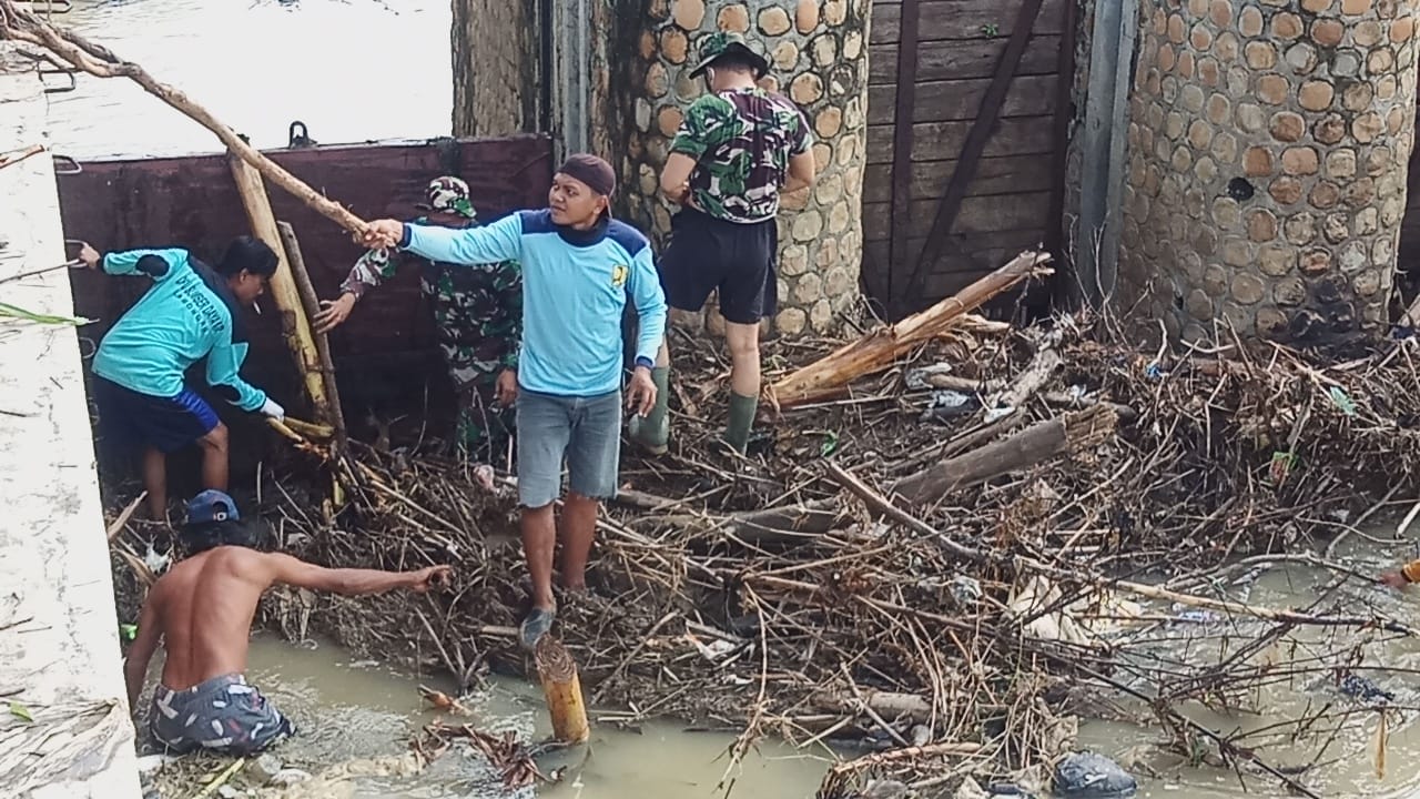 Gotong royong bersihkan puing sampah yang menyumbat pintu Air, TNI dan Masyarakat Di lamongan