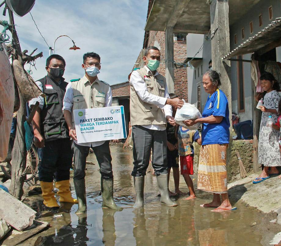 YBM PLN UP3 Demak - IZI Jateng Bantu Korban Banjir di Demak