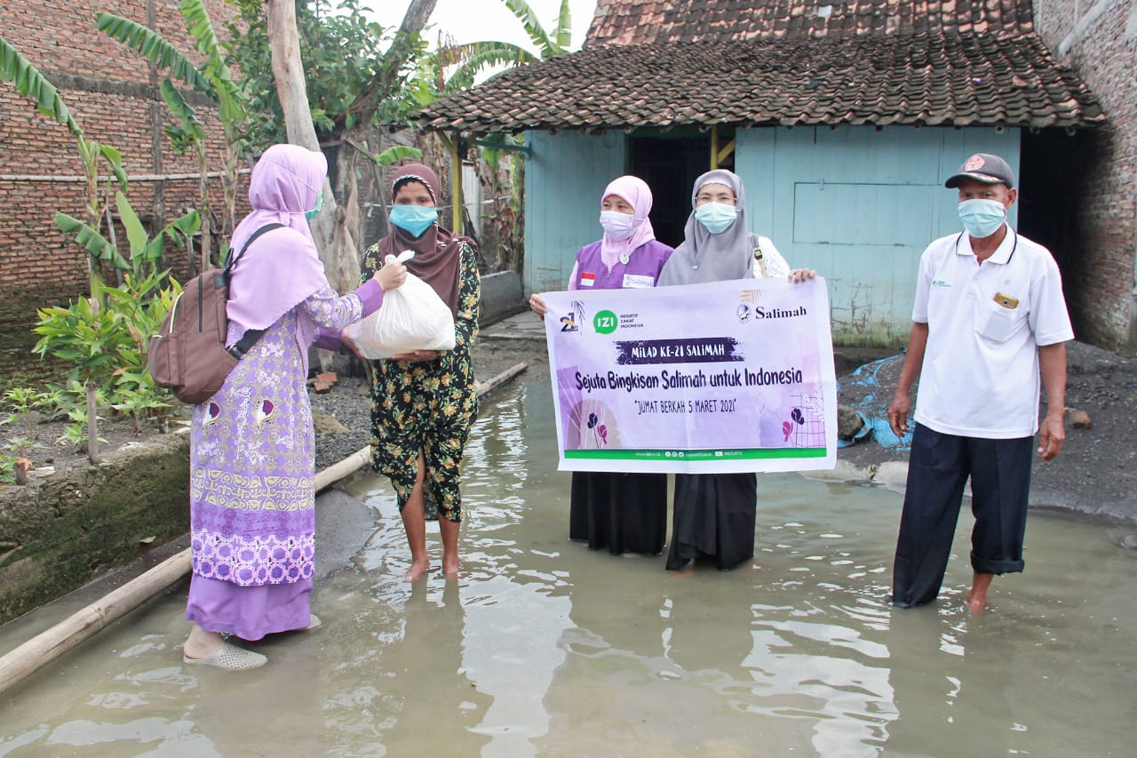 Salimah - IZI Jateng Bersedekah Jum'at Untuk Korban Banjir di Demak