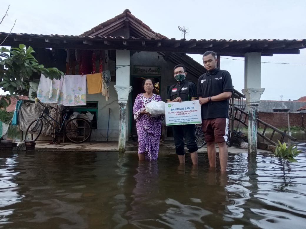 IPEBI Sinergi IZI Jateng Berikan Bantuan Untuk Korban Banjir Di Pekalongan