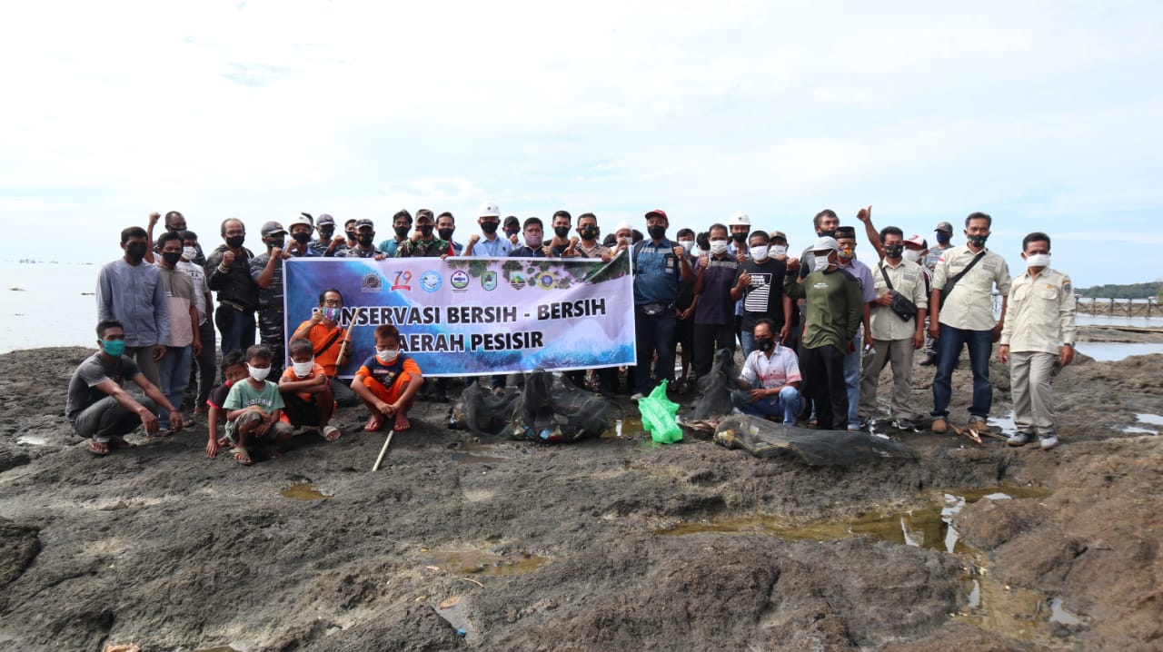 Arutmin Dan Kelompok Pemuda Sahabat Laut Bersih- Bersih Daerah Pesisir Pantai