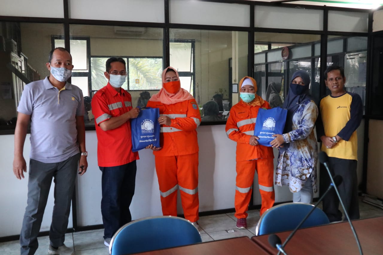 Petugas Kebersihan Di Kotabaru Terima Paket Lebaran Dari PT Arutmin Indonesia