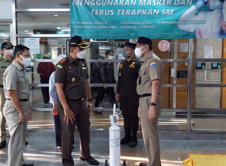 Dukung Pasokan Tabung Oksigen untuk Pasien Covid-19 RSUD Tarakan, Kajari Jakarta Pusat Kerahkan Ar...