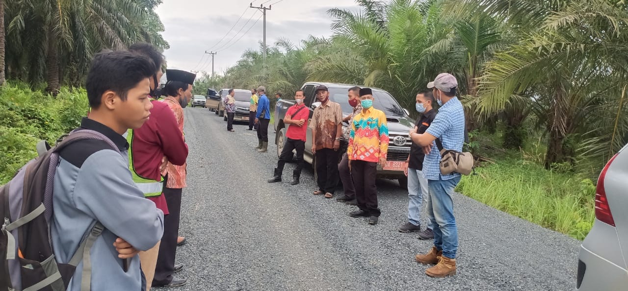 Pengaspalan Jalan Lintas Pulau Laut Timur Di Kunjungi Asisten II Kotabaru