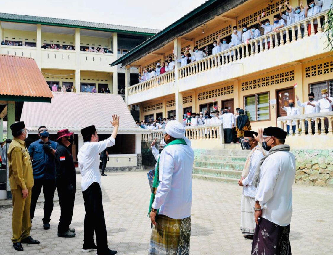 Jokowi Tinjau Vaksinasi Door to Door di Aceh