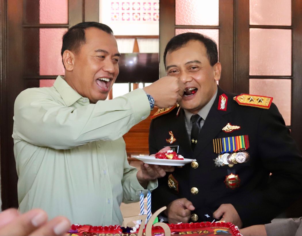 Kapolda Jateng Berikan Kue Ultah TNI, Sontak Pangdam Suapi Ahmad Luthfi