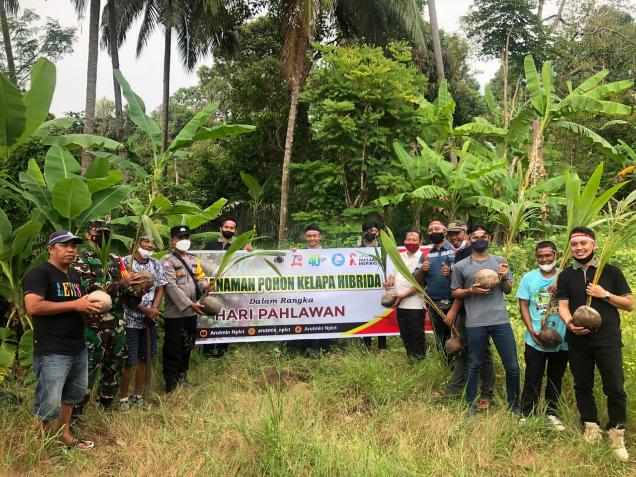 Peringati Hari Pahlawan, Kelompok Pemuda Di Kotabaru Tanam Bibit Kelapa Dan Bersih- Bersih Pantai