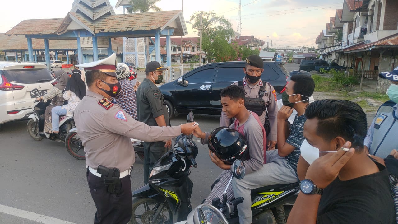 Polres Lhokseumawe Bersama Tim Gabungan Operasi Yustisi Bagikan Masker Pada Puluhan Pengguna Jalan