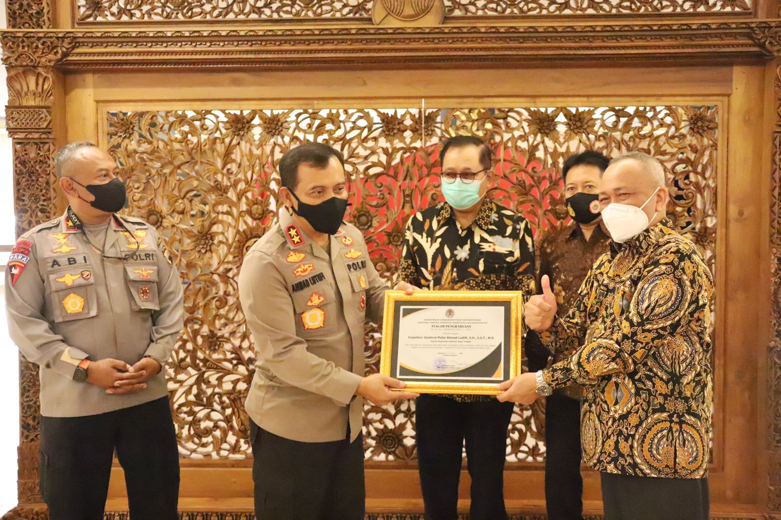 Kapolda dan Wakapolda Jateng Terima Penghargaan Penegakan Hukum Peredaran Satwa Liar dari KSDAE