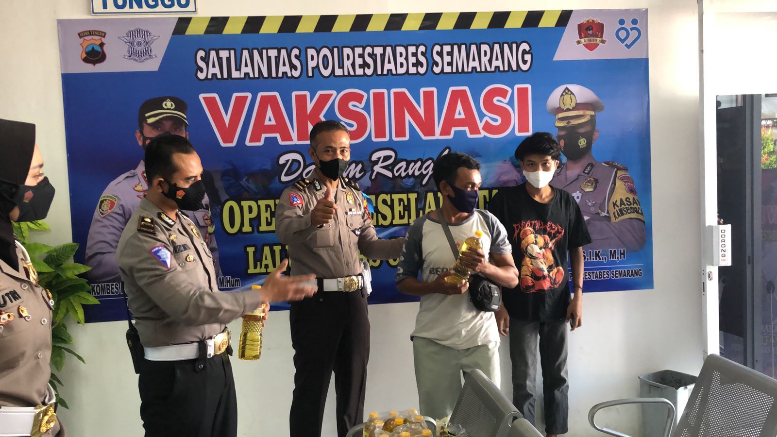 Satlantas Polrestabes Semarang Gencarkan SosialisasiTertib Lalin dan Vaksinasi
