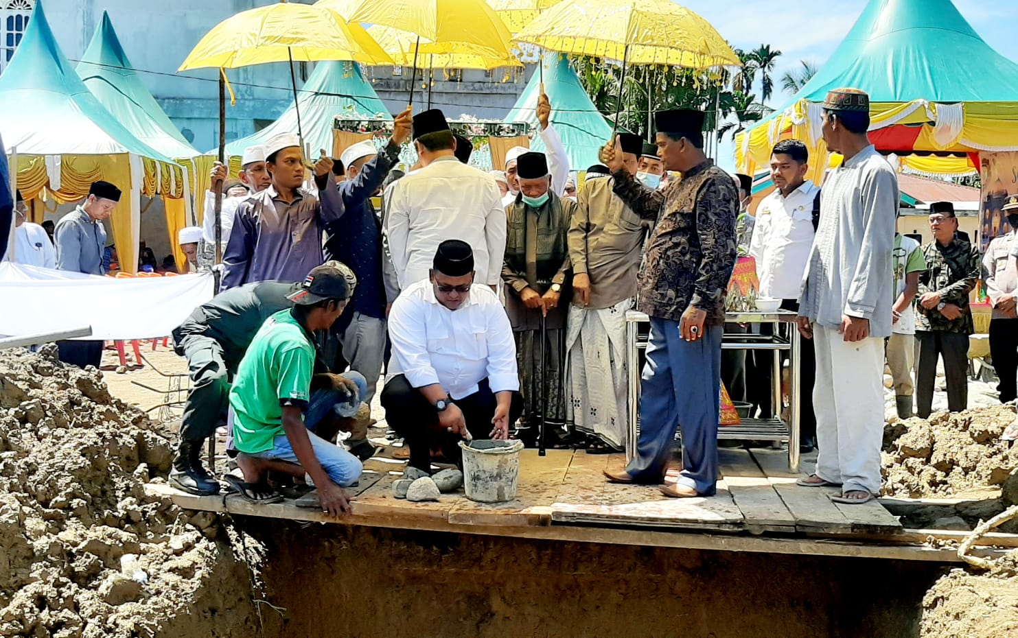 Wabup Aceh Utara Lakukan Peletakan Batu Pertama Pembangunan Mushalla Dayah Glee Madat