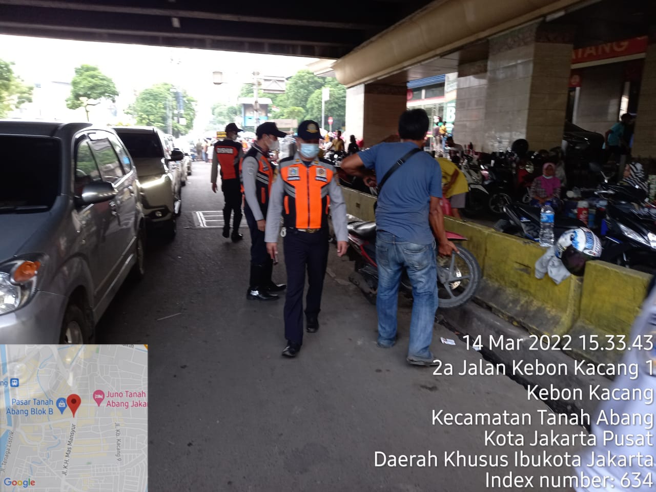 Petugas Gabungan Pemkot Jakarta Pusat Halau PKL Kawasan Pasar Tanah Abang