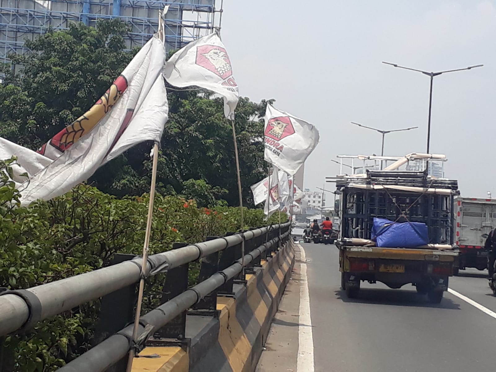 Belum Ada Kampanye Atribut Partai Wakil Gub DKI Jakarta Dipajang Di Plyover Roxi