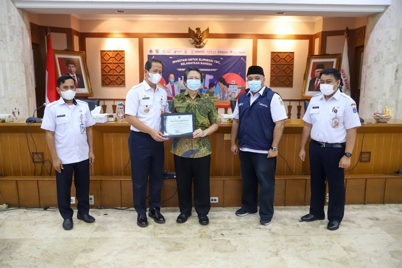Walikota Jakut Berikan Penghargaan Kepada Faskes dan Kader Kesehatan Terbaik Dalam Penanganan Tuberk...