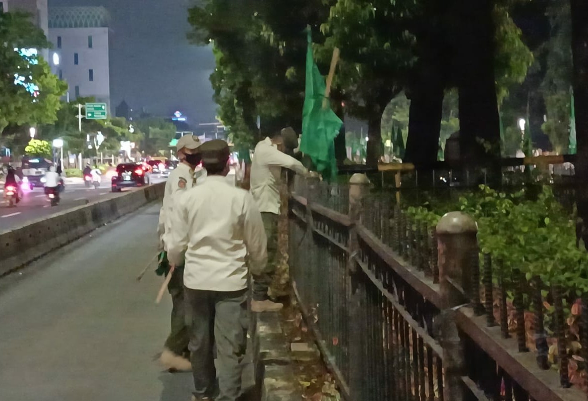 Pol PP Copot Atribut dan Spanduk Ormas di Jalan Kramat Senen Jakpus