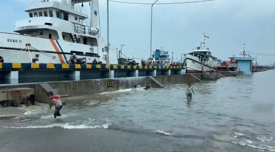 Pelabuhan Tanjung Mas Banjir Akibat Rob dan Tanggul Jebol, BMKG : Waspada !