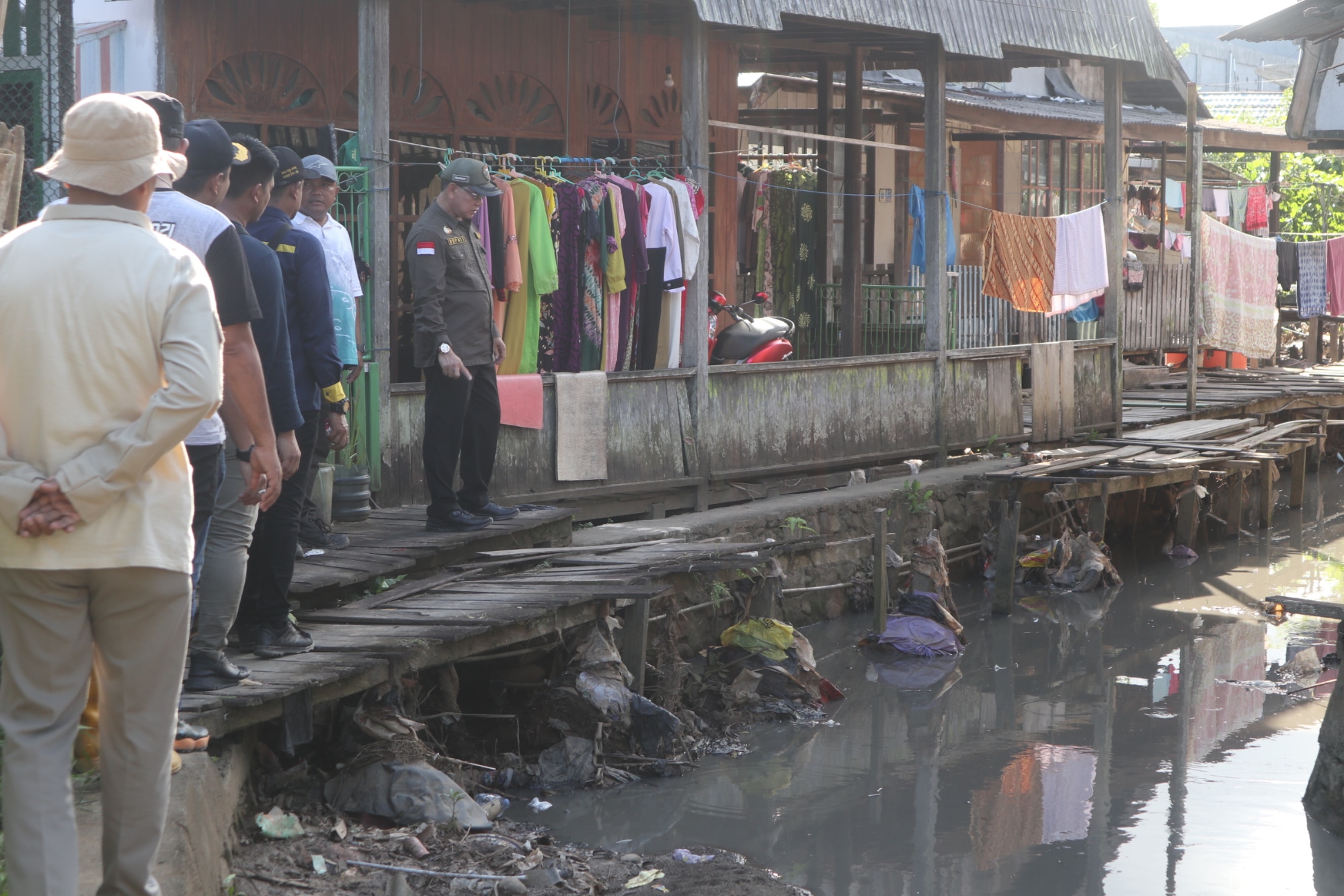 Pembersihan Sampah Di Sungai Desa Dirgahayu Di Monitor Langsung Oleh Bupati Kotabaru