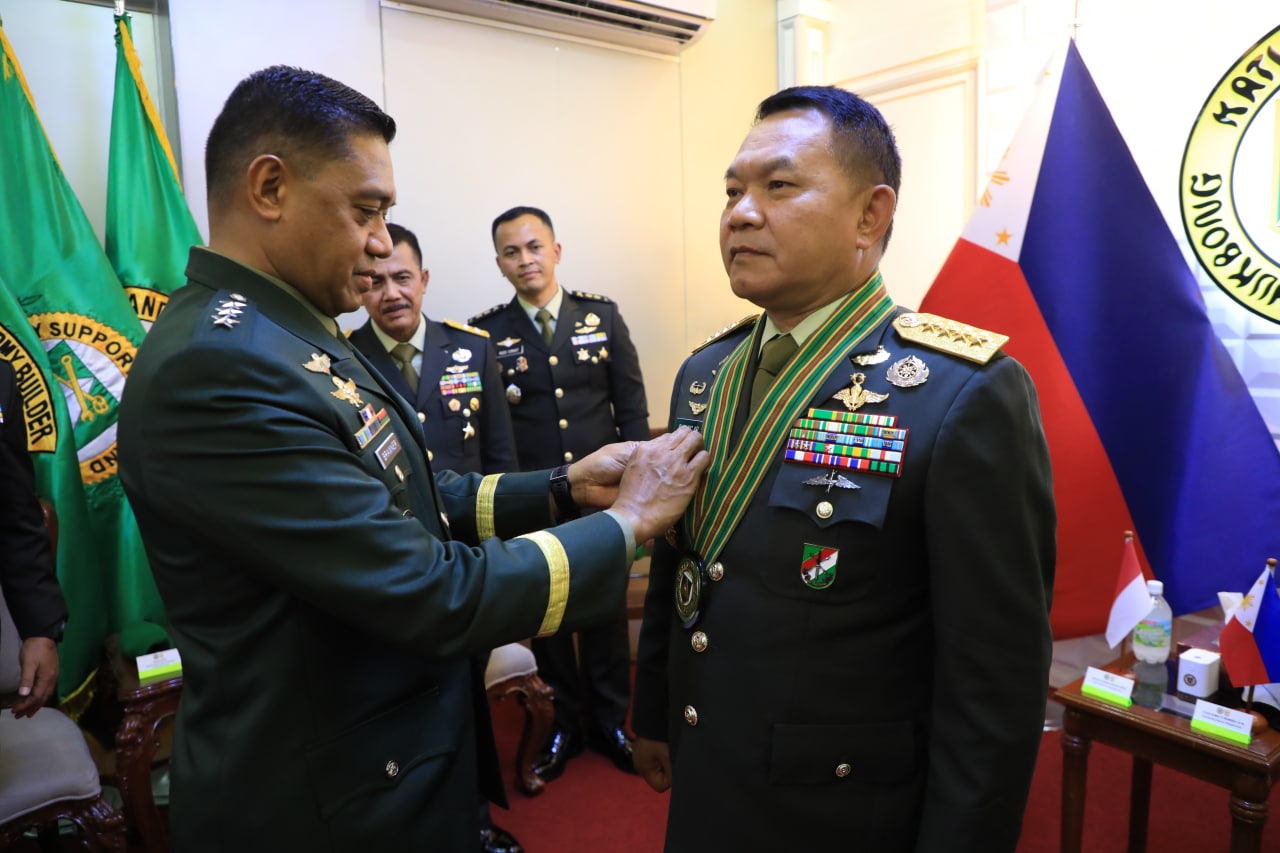 Panglima Angkatan Darat Filipina Anugerahi Kasad Tanda Kehormatan Combat Kagitingan Badge level te...
