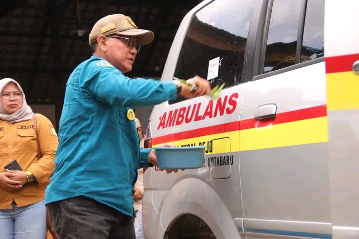4 Unit Mobil Ambulance Kembali Diserahkan Untuk 4 Desa, Bupati; Total 80 Unit Sudah Diserahkan Untuk...