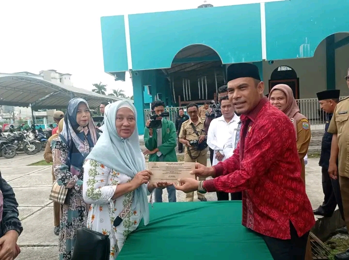 Ketua DPRD Kotabaru Serahkan Bantuan Gerobak Dan Modal Usaha Dari Baznas Kotabaru