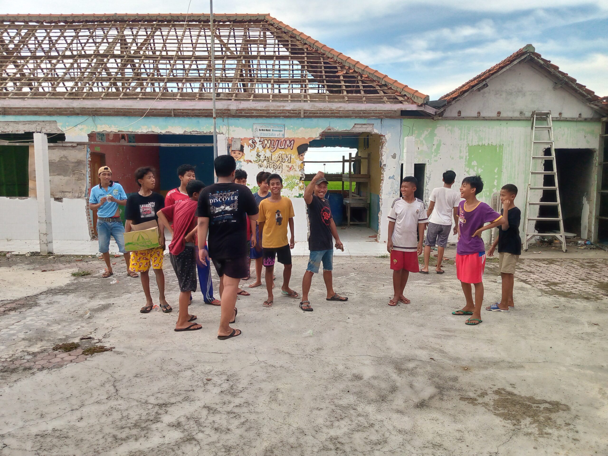 Remaja Masjid Yunior Gotong Royong Bongkar Bekas Gedung Sekolah TK