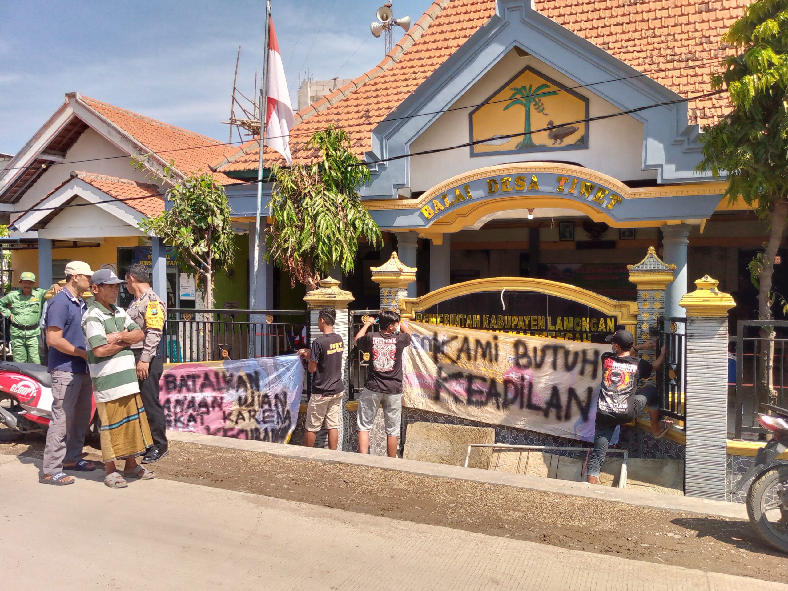 Seleksi Penjaringan Perangkat Desa Tiwet Kedua  Diwarnai Protes Aksi Demo Damai
