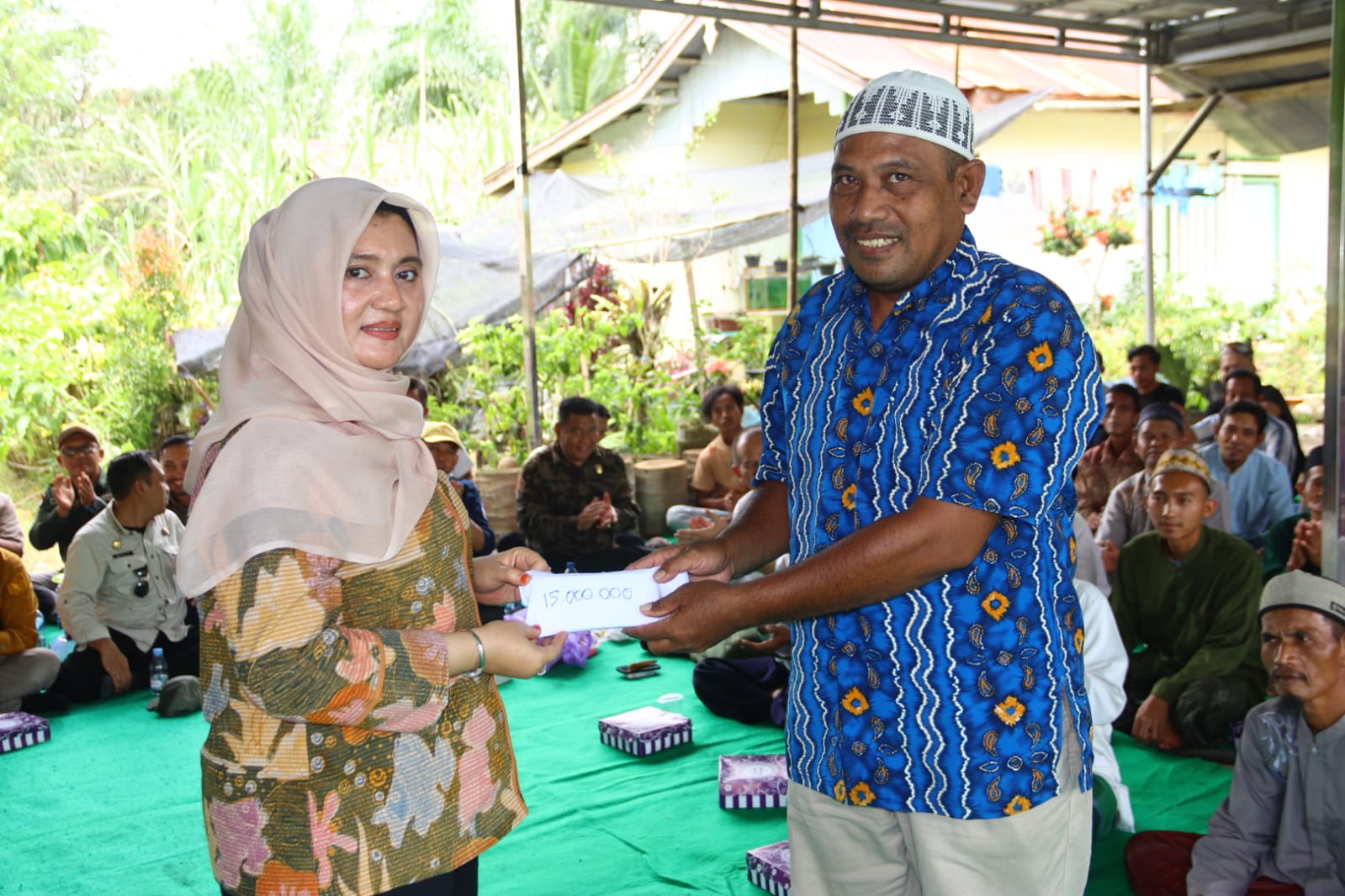 Bupati Kotabaru Kunker Di Kecamatan Sampanahan, Hj. Fatma Idiana Sayed Jafar Serahkan Bantuan