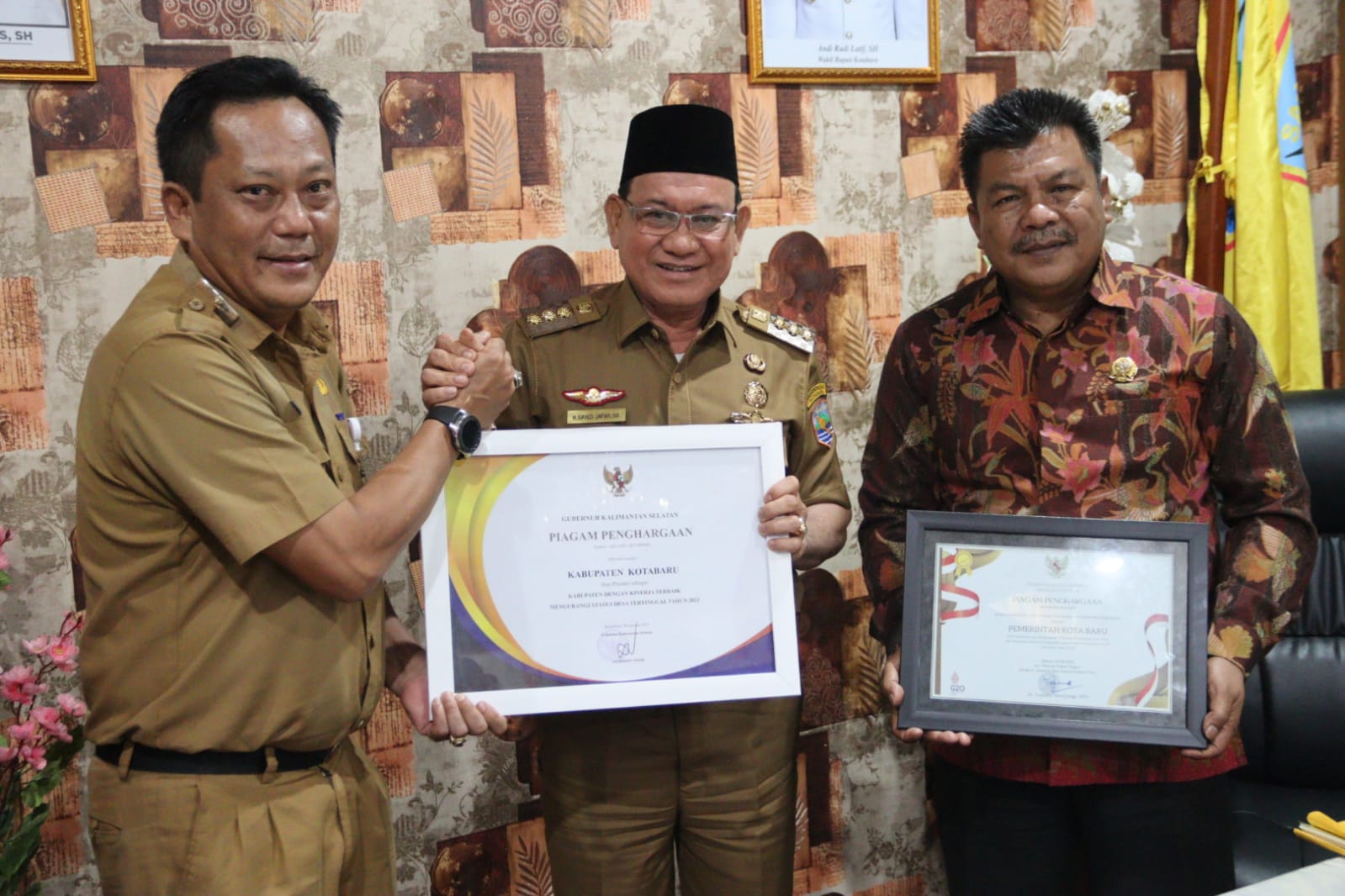 Dua Penghargaan Diterima Pemkab Kotabaru Di Awal Tahun 2023, Salah Satunya Mengurangi Status Desa Te...