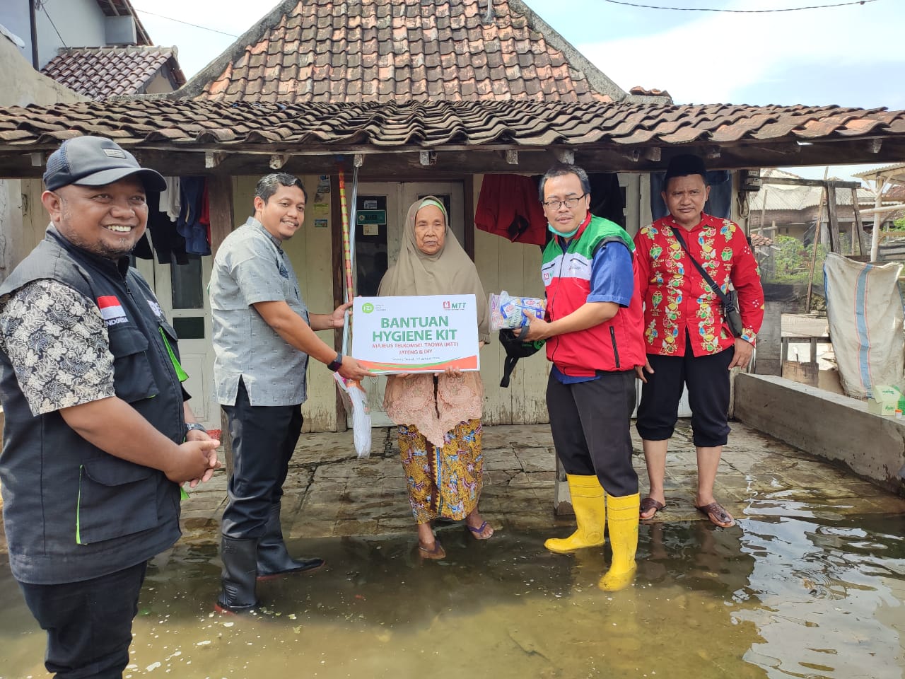MTT Jateng & DIY Berikan Paket Hygiene Kit, Layanan Kesehatan Untuk Penyintas Banjir di Sayung