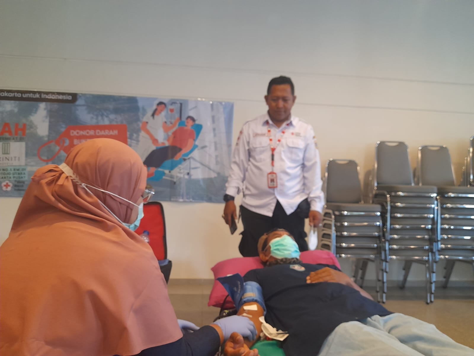 Ketua PMI Kecamatan Gambir Bersama LMK Kel. Petojo Utara Selenggarakan Donor Darah di Hotel Triniti.