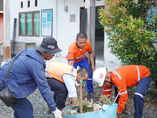 Peringati HPSN Tahun 2023, PT ITP Bersama Warga Bersihkan Sampah Di Sepanjang Jalan Poros Tarjun