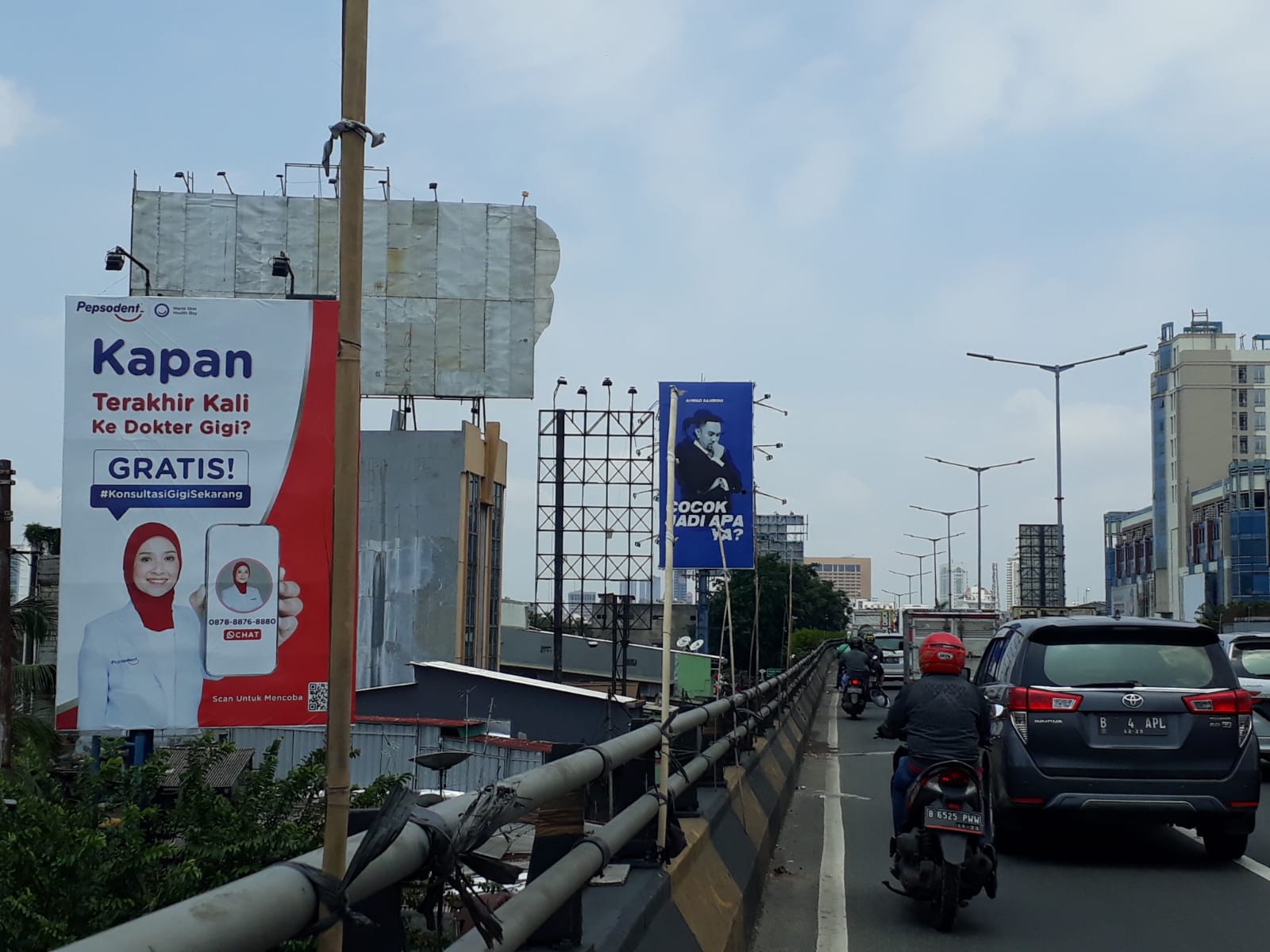 Pemprov DKI Jakarta Takut Turunkan Reklame dan Baliho Raksasa Anggota Dewan Terpampang Di Kawasan Fl...