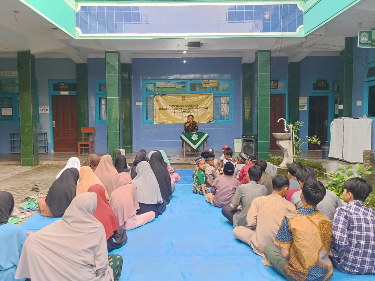 Di Desa Kebalankulon Pelajar Muhammadiyah Kompak Ikuti Khamisan
