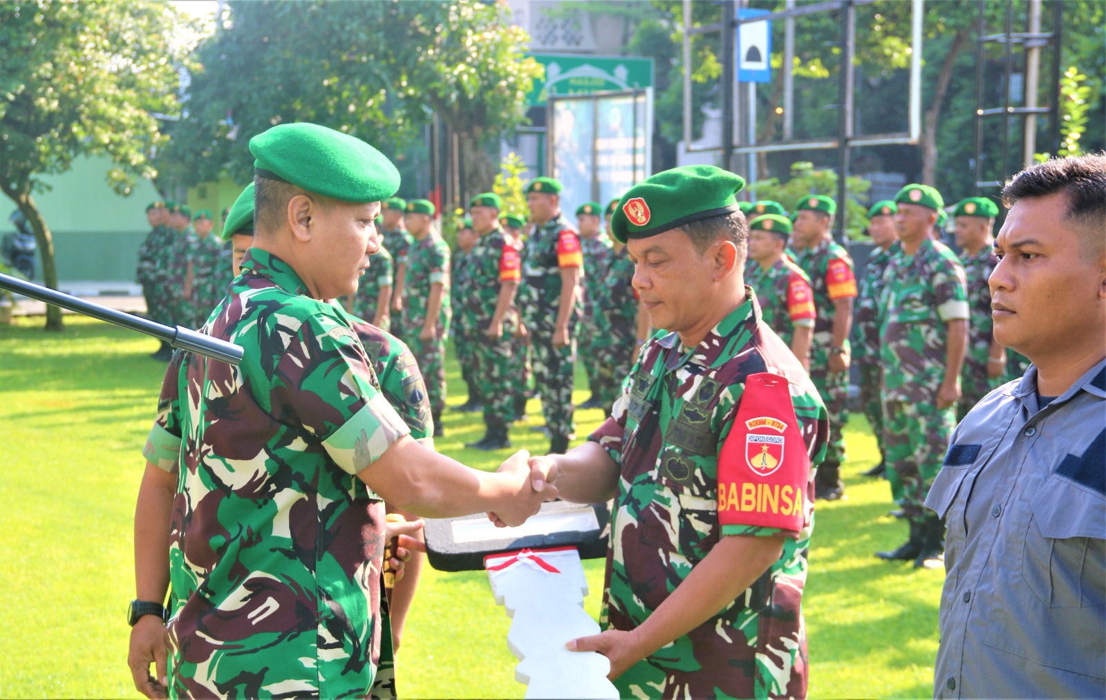 Komandan Kodim 0734/Kota Yogyakarta Serahkan Kendaraan Dinas dan Alkap Pendim