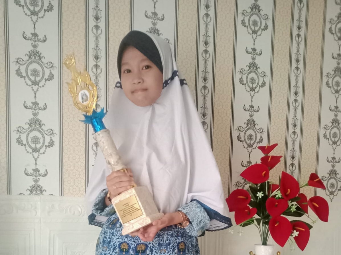 Siswi SMP Muhammadiyah 13 Campurejo Meraih Medali Emas Olimpiade Tingkat Nasional