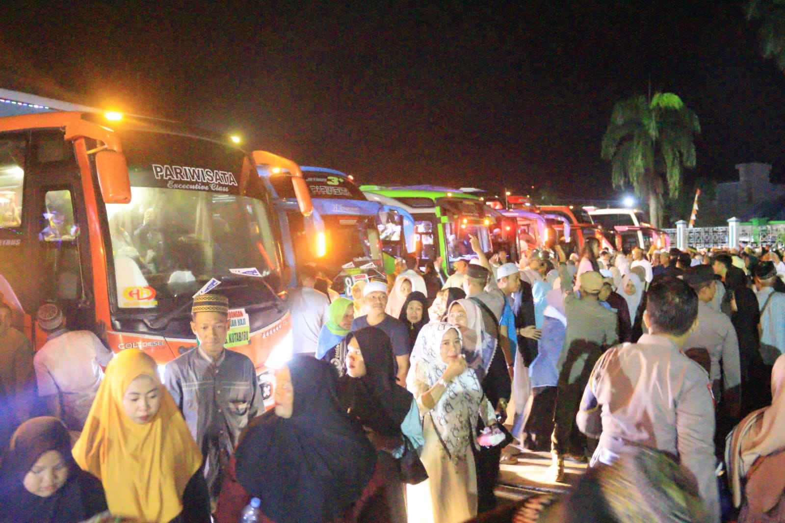 Bus Rombongan Jama'ah Haji Kotabaru Dikawal Satlantas Polres Kotabaru Dan Dilepas Sekda