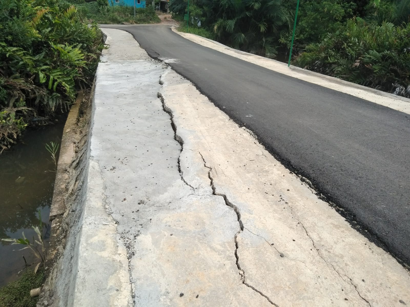 Belum Setahun, Proyek Jalan Kulong Kelat Desa Pagarawan Sudah Rusak Mengarah Roboh