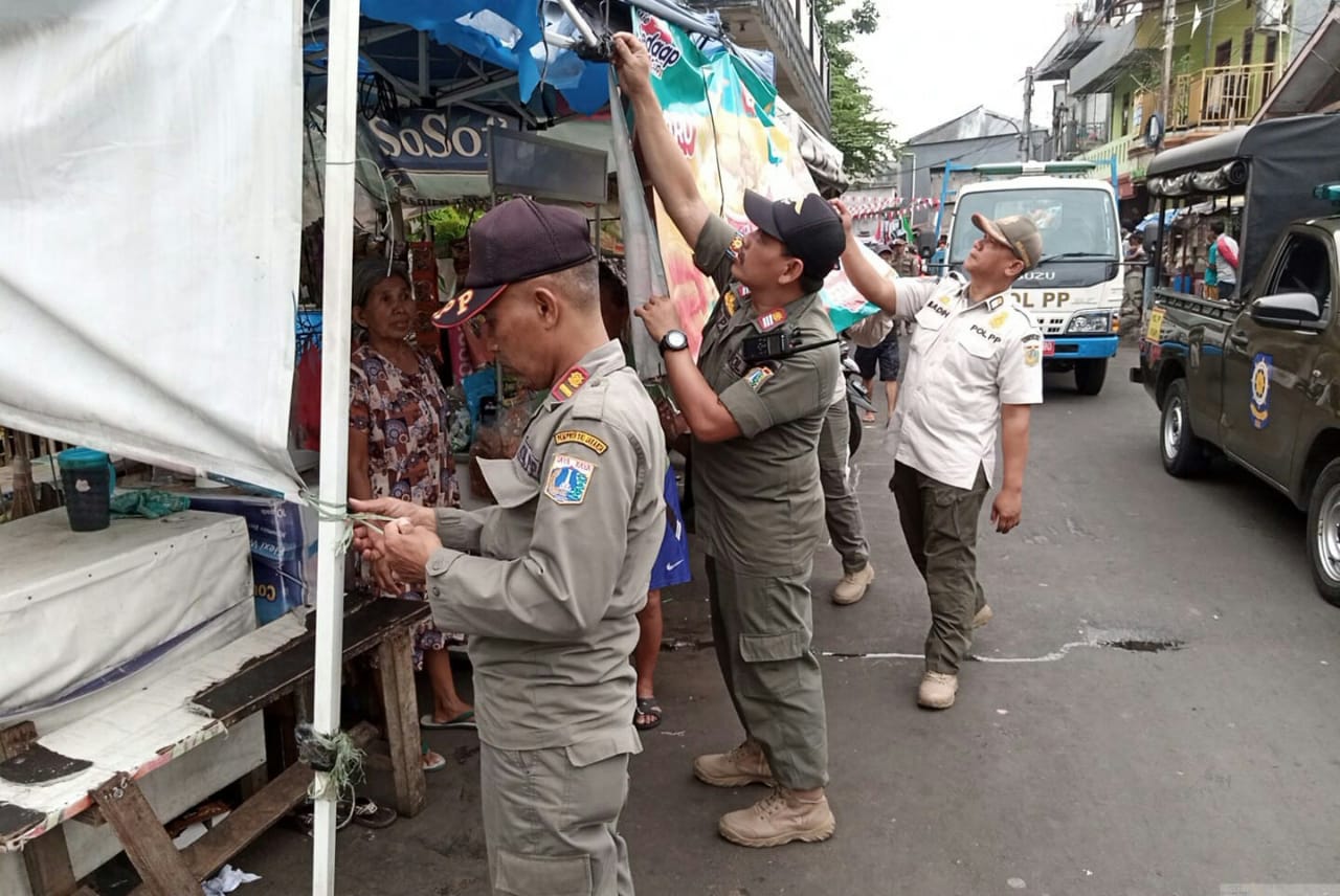 Petugas Gabungan Tertibkan PKL dan Parkir Dijalan Kalibaru Timur Pasar Nangka Kemayoran