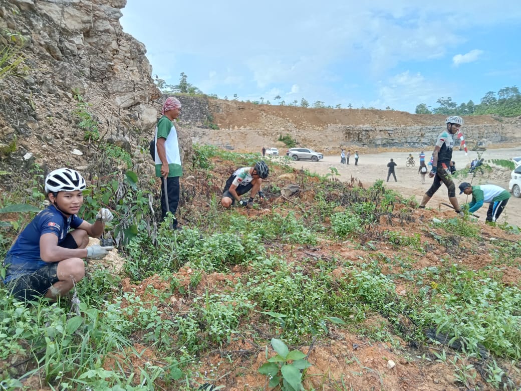 Quarry Open Day Bike To Nature, Tanam Pohon Dan Pelepasan Burung Khas Kalimantan