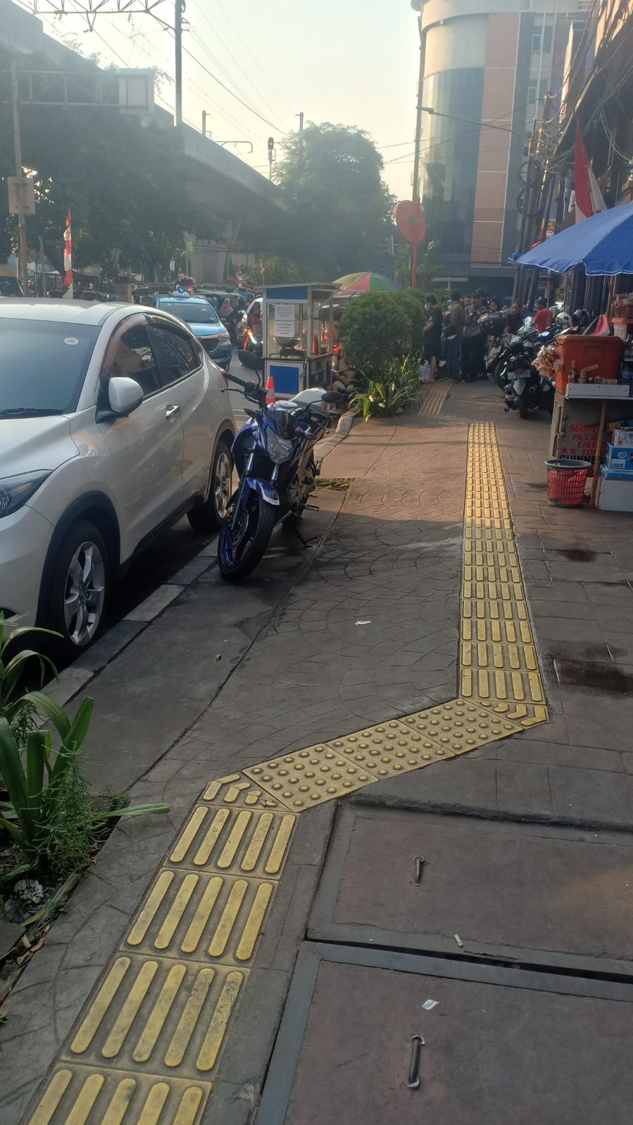 Pol PP Sudinhub Diam Saja Jalan Karang Anyar Utara Sawah Besar Marak PKL dan Parkir Liar
