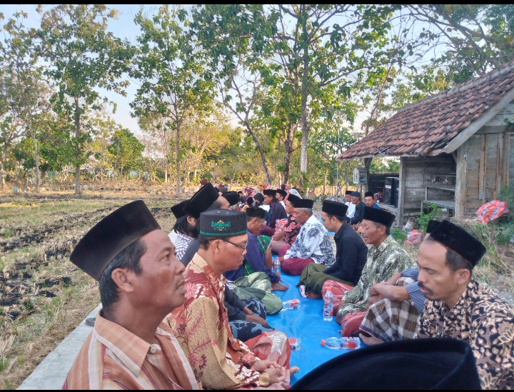 Memperingati Malam 17 Agustus Warga Dusun Karang Adakan Doa Bersama di Makam Umum Islam