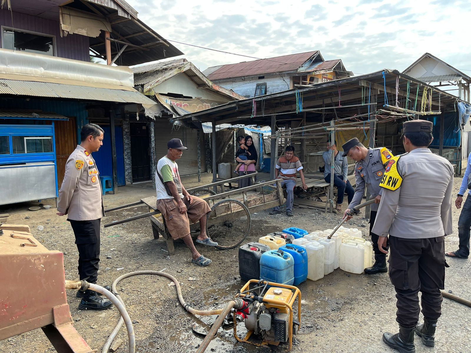 Kemarau, Warga Desa Geronggang Kesulitan Air Bersih; Kapolsek Distribusikan Air Bersih