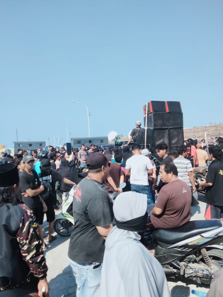 Geram, Masyarakat Desa Kemantren Lamongan Demo PT Shorebase