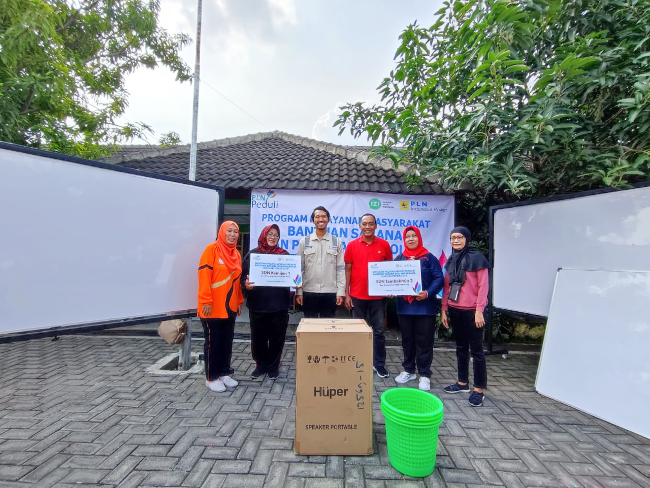 Dua SD Negeri di Semarang Dapat Bantuan Kebutuhan Sekolah dari PLN IP UBP