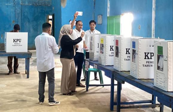 Ketua DPRD Kotabaru Syairi Mukhlis Gunakan Hak Pilih di Desa Bungkukan